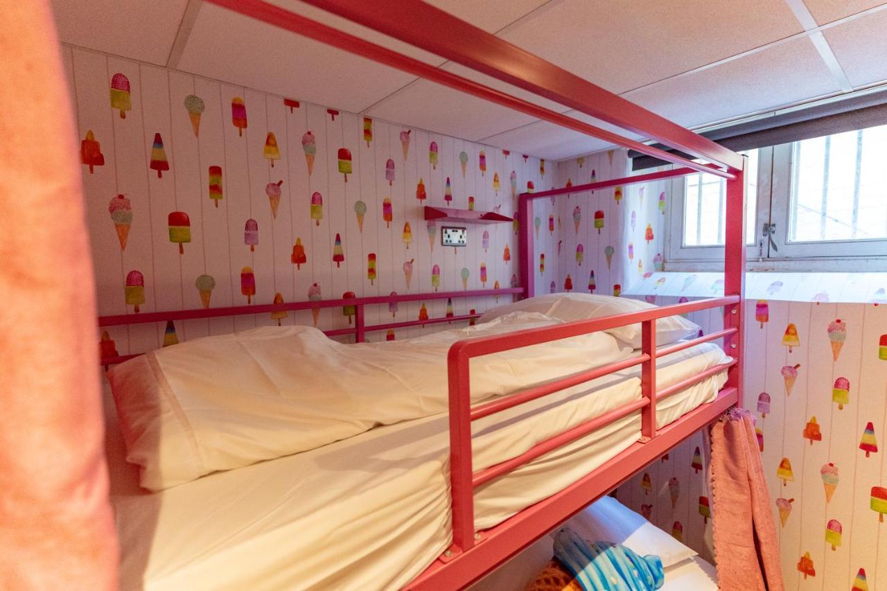 Cama en habitación femenina compartida de 4 camas